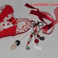 Bijou de sac porte clés grigri kokeshi gros coeur rouge blanc