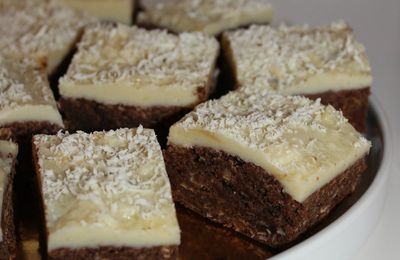 Brownie au chocolat sous son manteau blanc 