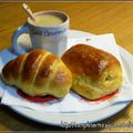 Petits pains au chocolat et croissants