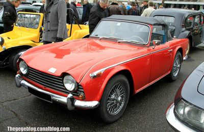 Triumph TR250 convertible de 1968 (Retrorencard fevrier 2014)