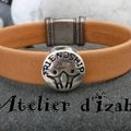Friendship ou relations amicales ! Un message à faire passer à quelqu'un qu'on aime avec ce bracelet en cuir couleur abricot !