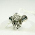 Très importante bague en or gris sertie d'un diamant taille ovale