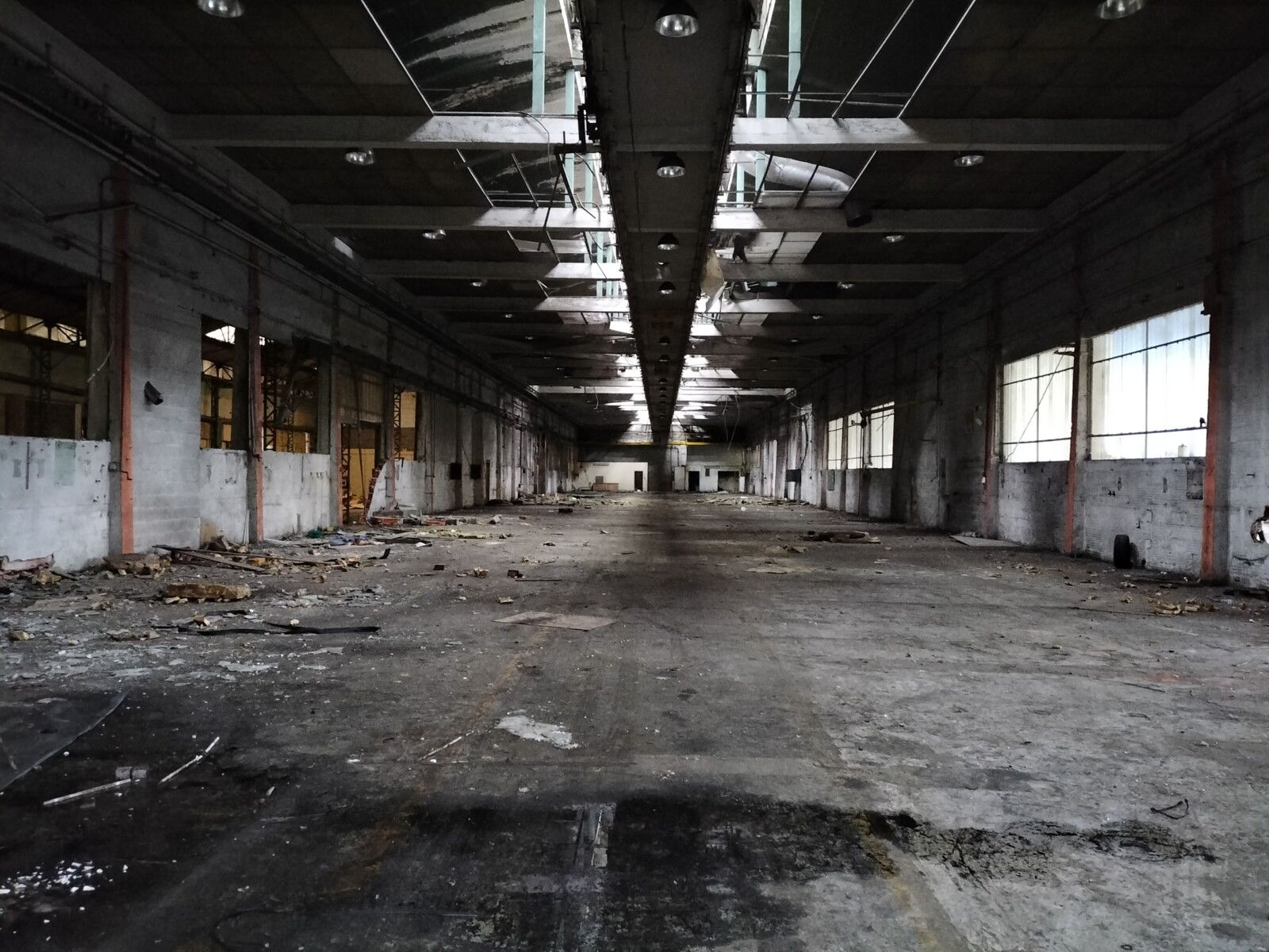 Nevers, usine fermée, hangar noir (58)