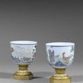 Epoque Qianlong (1736 - 1795). Paire de sorbets en porcelaine blanche décorée en émaux polychromes 