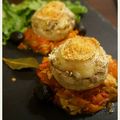 Champignons farcis & gratinés au chèvre sur lit de sauce tomate-poivrons