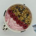 Healthy bowl framboises, granola noisette et chocolat