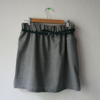 Jupe droite en lainage fin et fluide gris clair