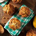 recette anti-gaspi des muffins au pain perdu et fruits ramollos de Julie Andrieu 