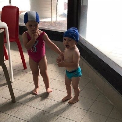 A la piscine avec ma copine Camille.