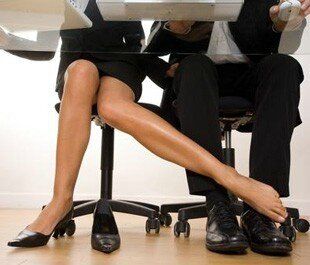 CHRONIQUES DE MA MISANTHROPIE :: comment doit régir notre homme s'il travaille avec une collègue sexy ?