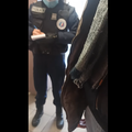 Une femme parle en authenticité aux policiers qui veulent lui mettre une amende (illégale) pour non port du masque