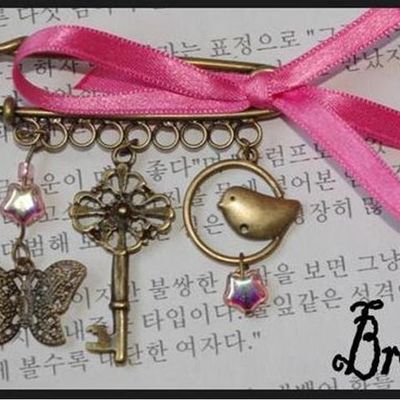 Broche Vintage Doré Vieilli, Breloque & Ruban Rose ♥