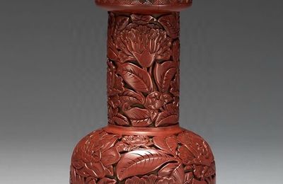 Carved red lacquerware Mallet-shaped vase with floral décor, Ming dynasty, Yongle reign (1403-1424)