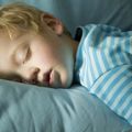 Doit-on réveiller un enfant qui fait de grosses siestes ?