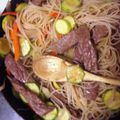 Sauté aux nouilles au boeuf et légumes.