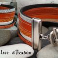 Manchette mais attache différente pour ce bracelet multirangs et multitextures de cuirs orange et blanc !