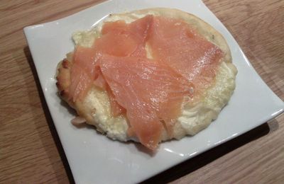 Mini pizza au saumon fumé et à la crème