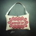 Echange de de petit coussin brodé