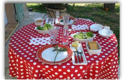 Pour nous deux une table dans le jardin