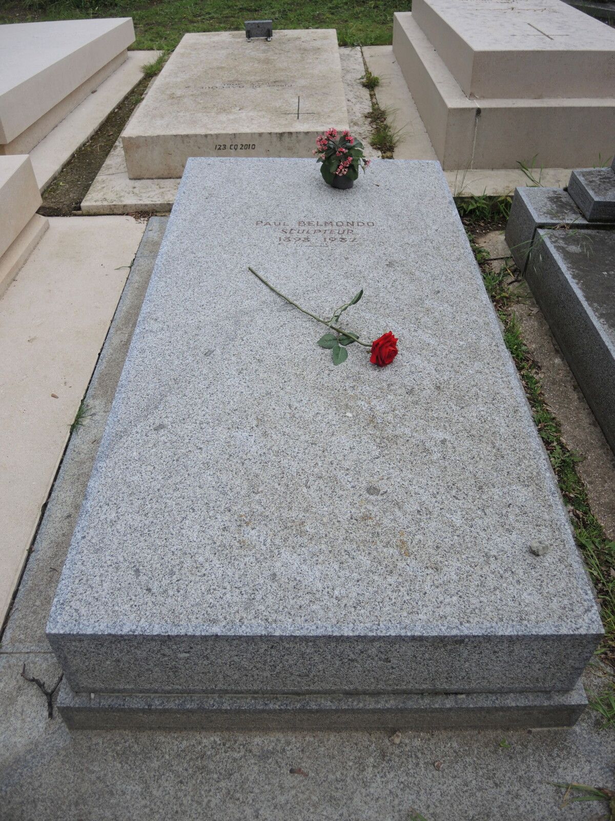 Paris, cimetière Montparnassse, Tombe de Paul Belmondo (75)