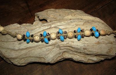 Bracelet macramé  perles en bois naturel et soucoupes de verre bleues