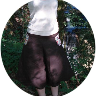 Un patalon pour ma pomme, sur fond rafraîchissant de cascade et forêt...