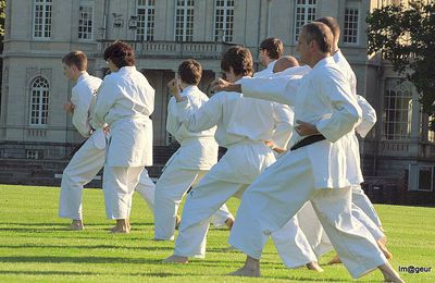 Cours devant le château de la Fraineuse à Spa be