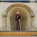 SAINT-POL-SUR-TERNOISE : Petite statue sur la façade du musée municipal ...