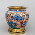 Coupe à bords resserrés, en porcelaine et émaux de type wucai (cinq couleurs). Chine, période Ming, époque Wanli (1573-1619).