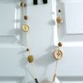 Collier de perles et boutons beige