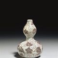 A very rare copper-red-decorated double-gourd vase. Kangxi/Yongzheng period (1662-1735) 