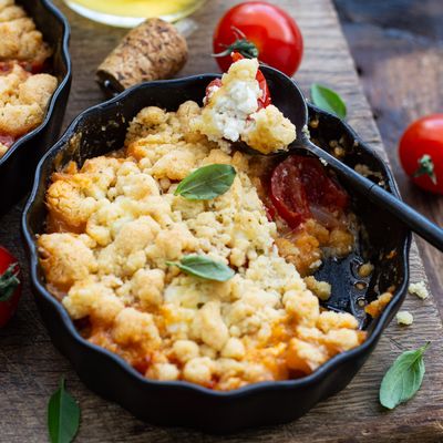 Crumble salé aux tomates cerises, chèvre frais & basilic