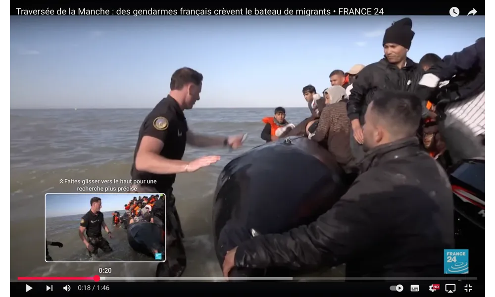La gendarmerie française complètement hors-la-loi coule un bateau de migrants avec ses passagers à bord — French gendarmerie, completely outlawed, sinks migrant boat with passengers on board