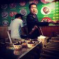 Petit diner à Lijiang dans la rue