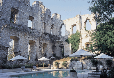 La piscine nichée dans les ruines de l'ancienne demeure du Cardinal d'Aix, Jérôme de Grimaldi