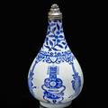 Vase en porcelaine bleu blanc et monture argent, Chine, Dynastie Qing, Époque Kangxi (1662-1722)