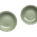 Deux plats en grès porcelaineux à glaçure céladon. Chine, fours de Longquan, période Ming, XVème siècle