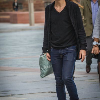 Skinny boy hilare…