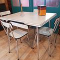 table 70's et ses 4 chaises 60.00€   Vendu!