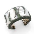 Important bracelet en or gris et argent orné de nacre blanche et pavé de diamants et de grenats démantoïdes