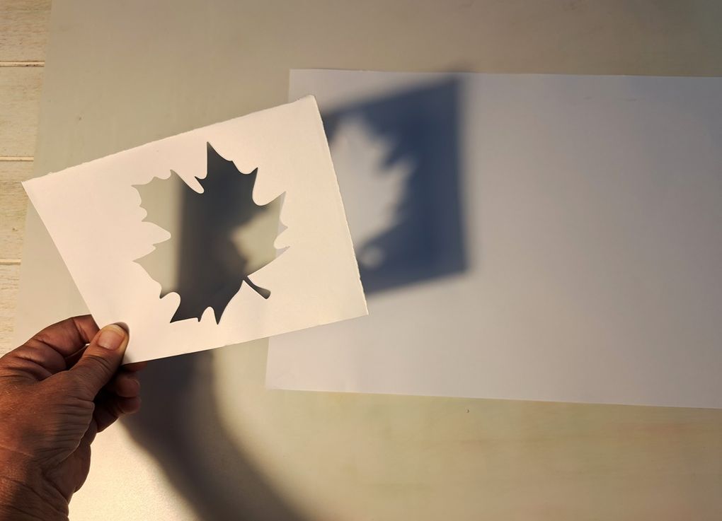 Avec la grande feuille d'arbre