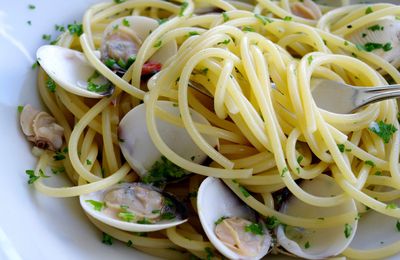 Spaghetti alle Vongole : spaghetti aux palourdes, vin blanc et persil