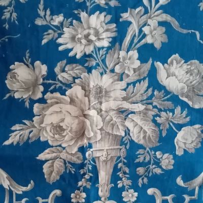 15-313 Magnifique tissu ancien 19thcentury bleu oiseaux et vase medicis