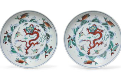 A pair of doucai 'dragon' dishes, Kangxi-Yongzheng period (1662-1735)