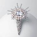 Roger Jean-Pierre pour Balenciaga. Broche. Métal argenté, cristaux de Bohême et perles sphériques blanches, 1967