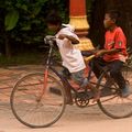 Un jour, une photo - Siem Reap, la fête des eaux 2008 - Trop Grand, Trop Petit