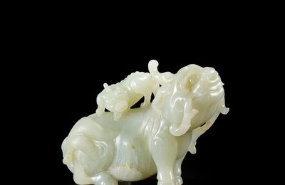 A pale green jade carving of two mythical beasts, Qing Dynasty