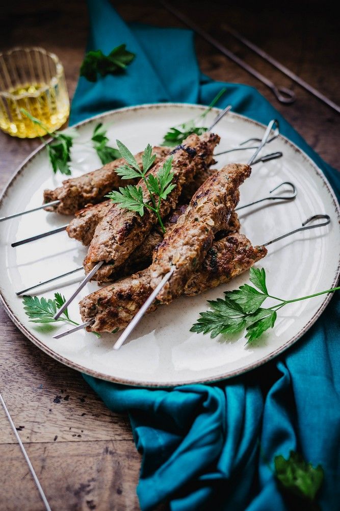 brochettes de kefta, facile, viande hachée, coriandre, sandwich avec pain pita, sauce blanche