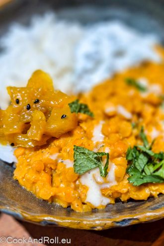 Dhal de lentilles corail au lait de coco, curry rouge et cacahuètes