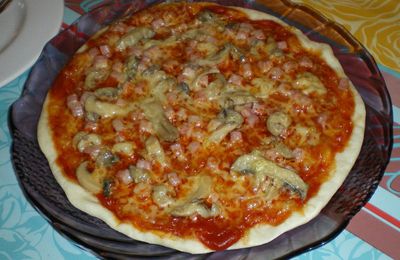 Pizza tomate-jambon-champignons